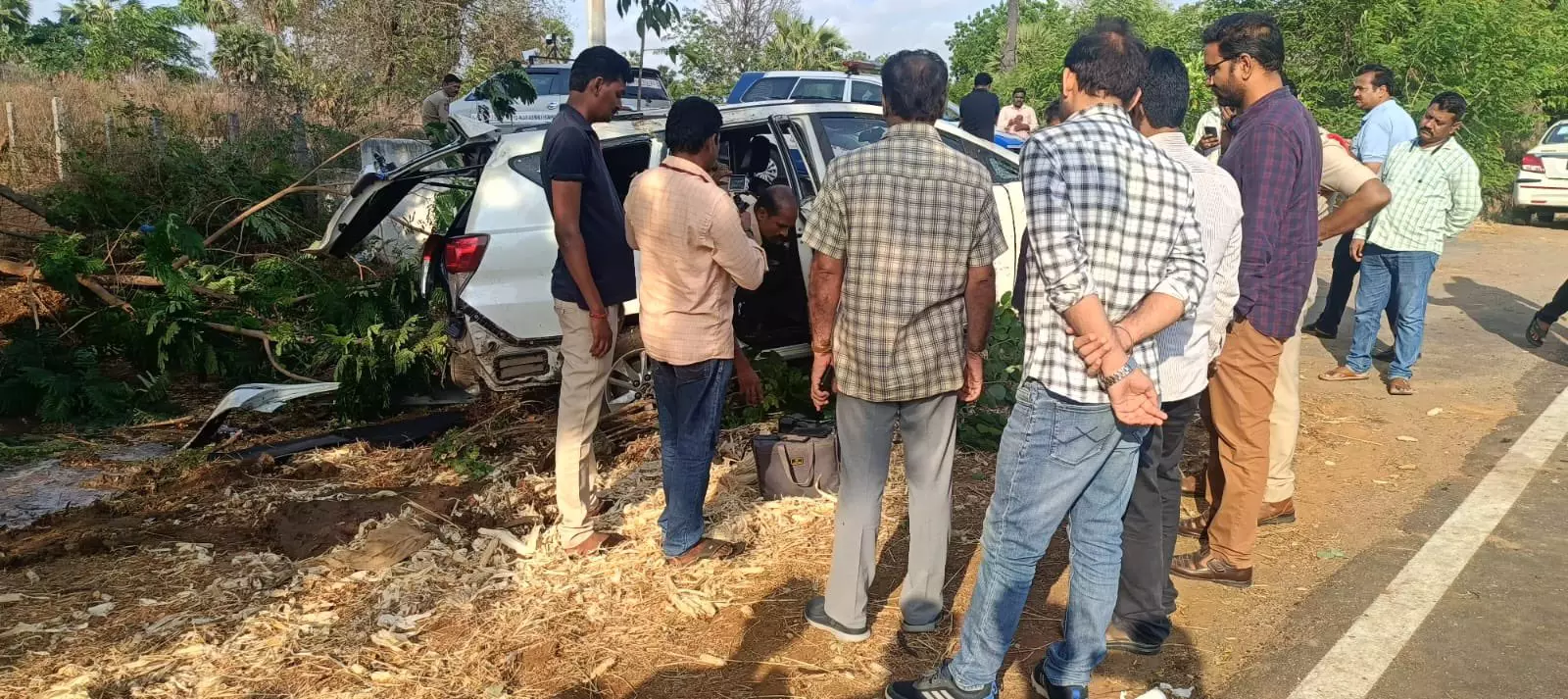 Khammam: Rs 1.5 Cr Seized After Car Meets with Accident Khammam: Rs 1.5 Cr Seized After Car Meets with Accident