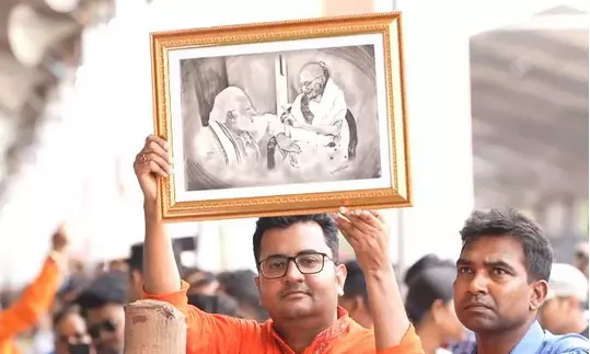 We worship our Mother...365 days a year: Mothers portrait brings smile on PM Modis face in Hooghly