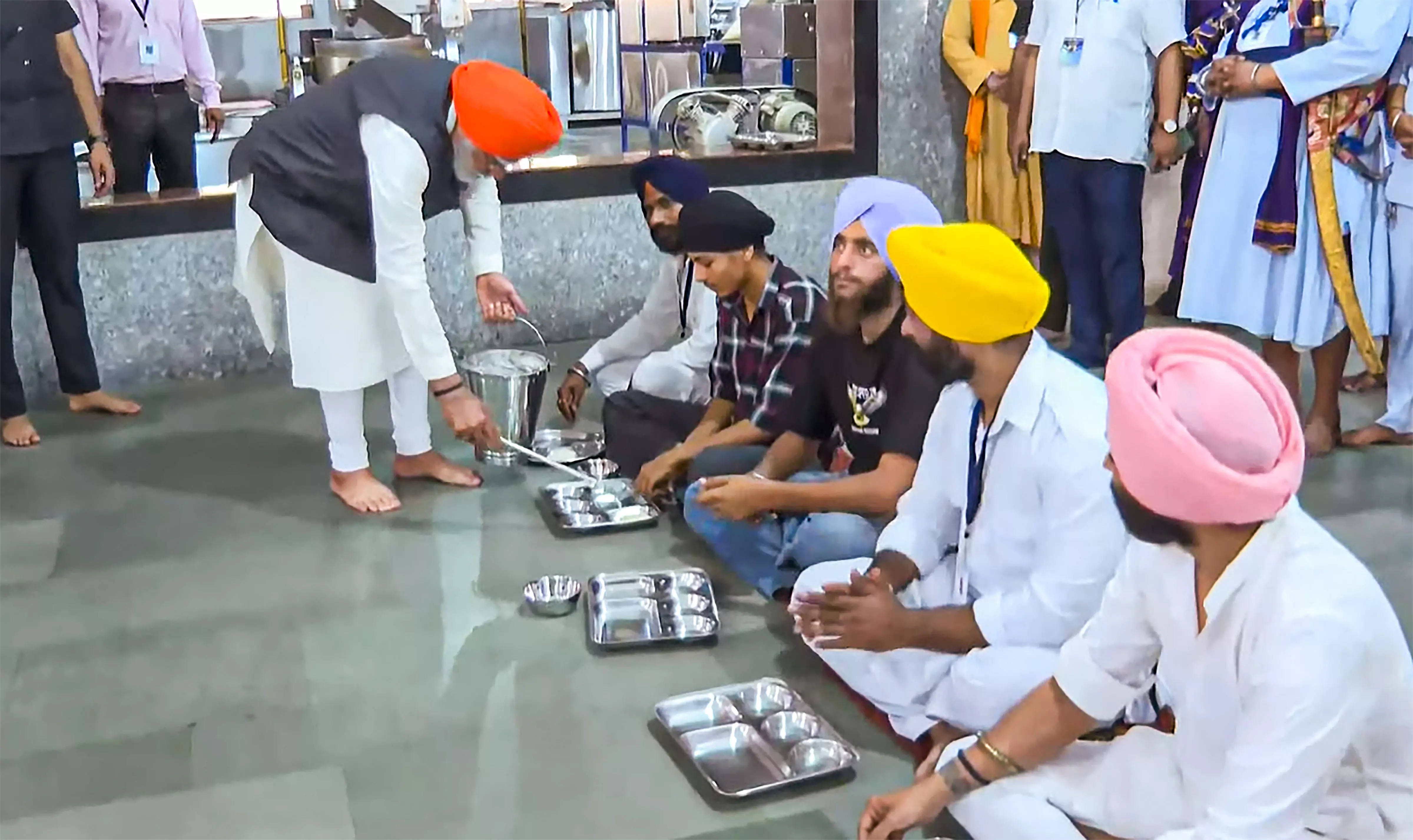 Bihar: PM Modi performs seva at Gurudwara Patna Sahib Bihar: PM Modi performs seva at Gurudwara Patna Sahib