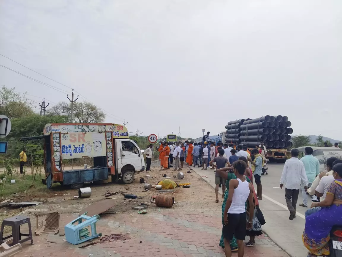 Three killed as TSRTC bus rams into mobile tiffin centre in Jangoan Three killed as TSRTC bus rams into mobile tiffin centre in Jangoan