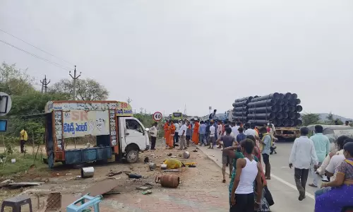 Three killed as TSRTC bus rams into mobile tiffin centre in Jangoan