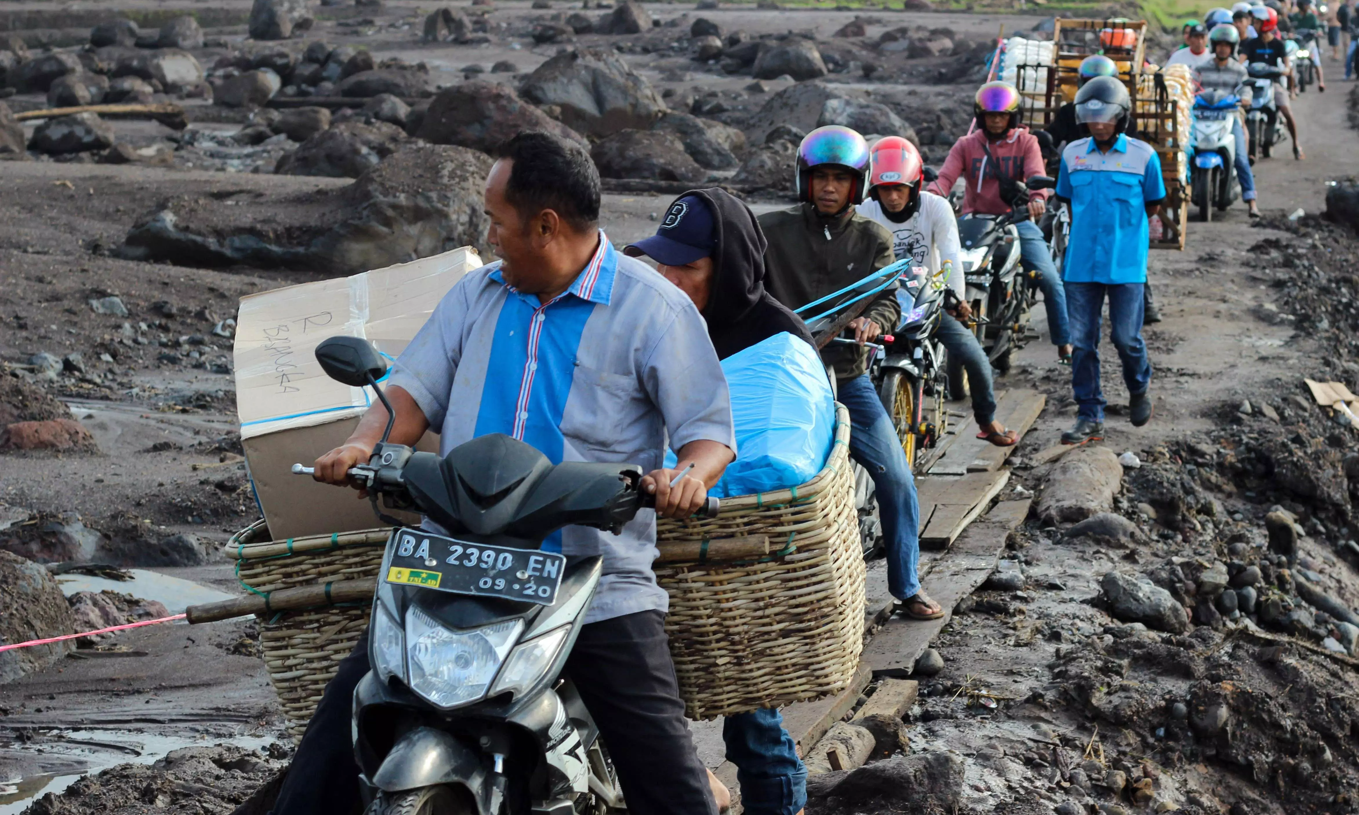Indonesia flood death toll rises to 50 with 27 missing Indonesia flood death toll rises to 50 with 27 missing