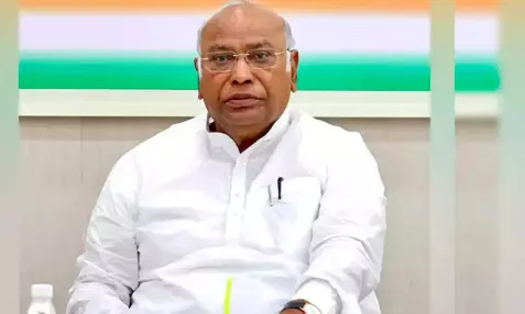BJP struggling to reach 200 seats in LS polls: Kharge