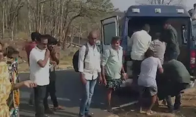 15 injured as Bolero overturns in hilly-terrain in Prakasam