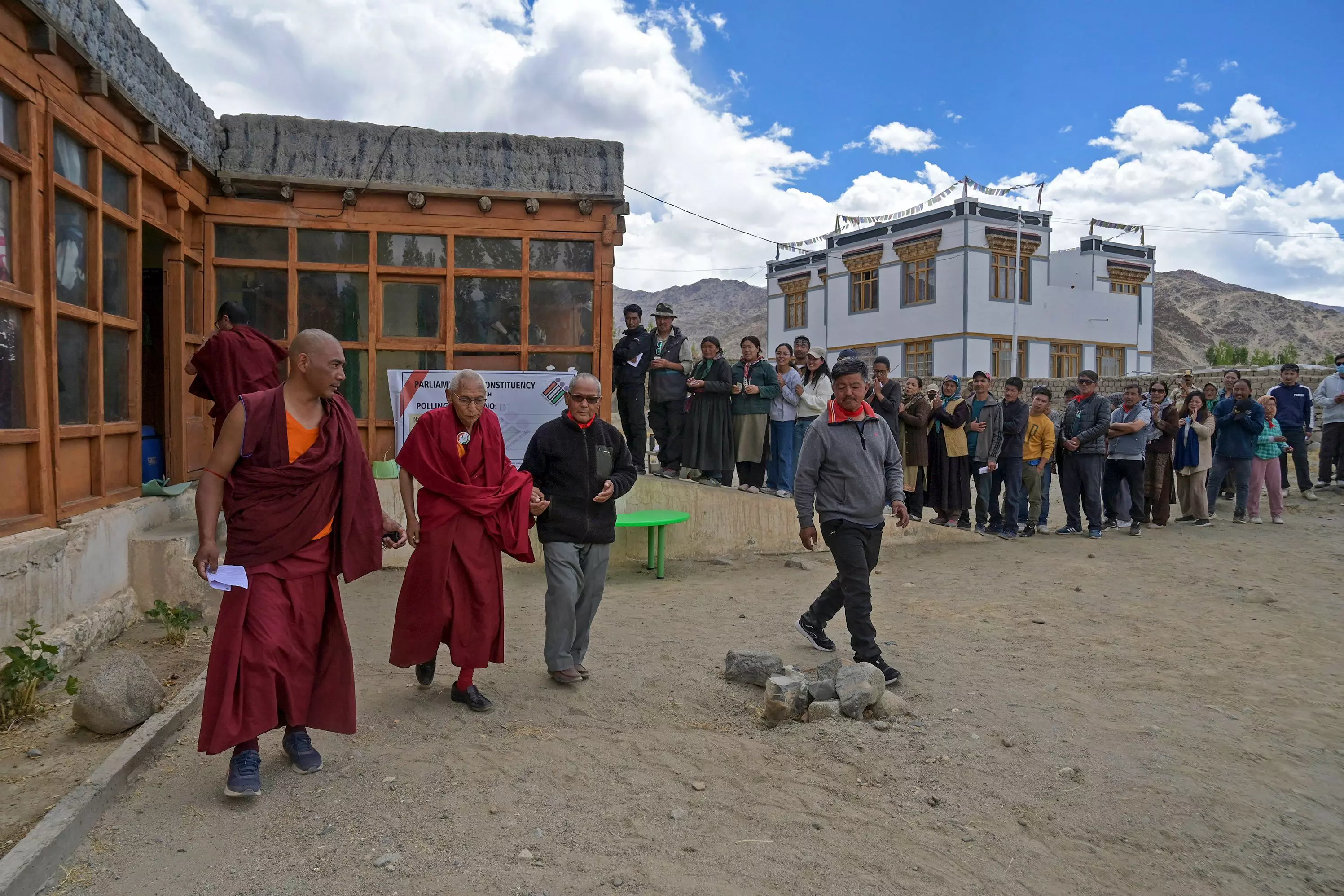 LS polls: 23.66 % voter turnout recorded in Phase 5 till 11 am