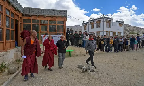 LS polls: 23.66 % voter turnout recorded in Phase 5 till 11 am