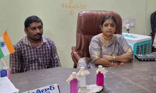 Kamalapur Tahsildar held in graft case Kamalapur Tahsildar held in graft case