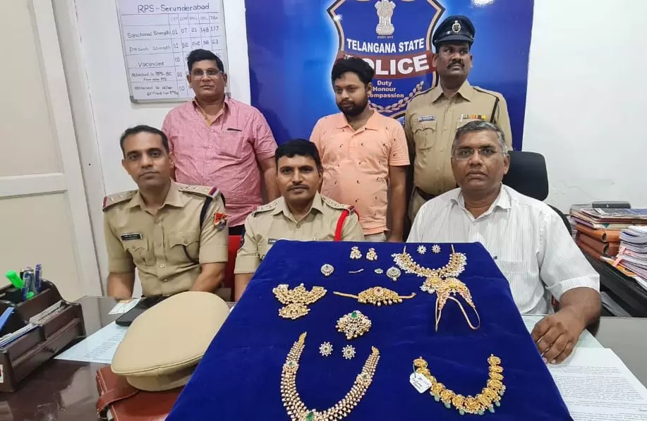 Goldsmith detained at Secunderabad station over suspicious movement in Intercity Express Goldsmith detained at Secunderabad station over suspicious movement in Intercity Express