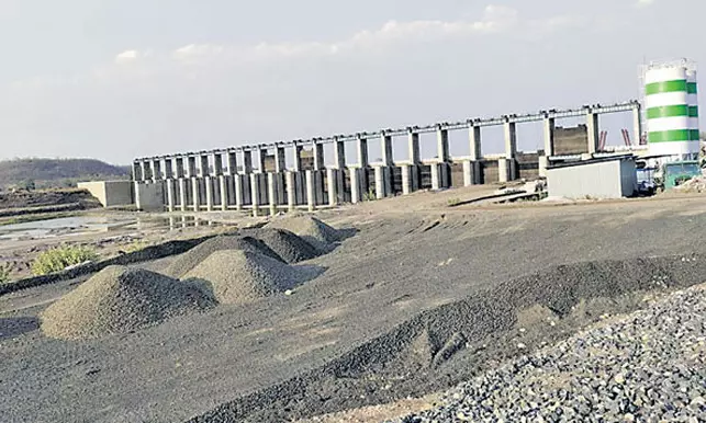 Farmers fear floods from River Penganga during monsoon