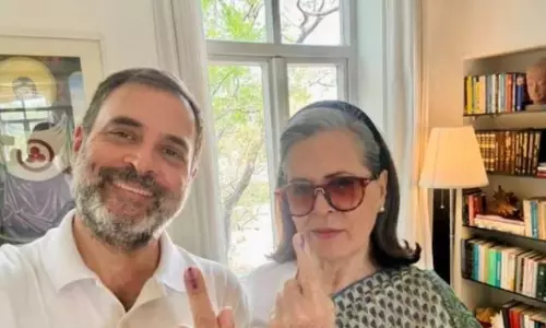 Fact Check: Viral Portrait Behind Rahul, Sonia Gandhi’s Selfie Is Not Of Christ Fact Check: Viral Portrait Behind Rahul, Sonia Gandhi’s Selfie Is Not Of Christ