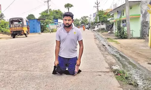 Man walks 70 kms on knees to visit Warangal Inavolu Temple for brother-in-law’s wellbeing