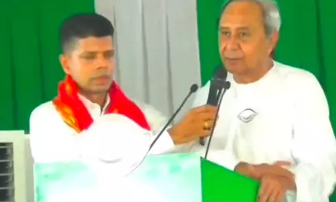 Purported Video of VK Pandian Controlling CM Naveen Patnaik’s Hand Goes Viral on Social Media