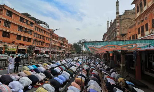 Controversy Erupts Over Street Namaz in Mangaluru Controversy Erupts Over Street Namaz in Mangaluru