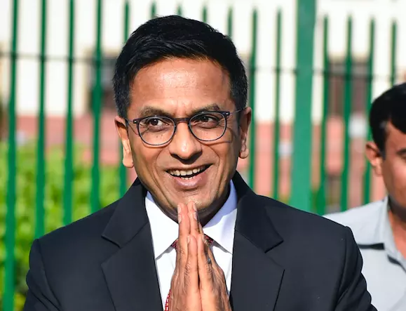 Justice cool plays good samaritan to thirsty birds under blazing sun Justice cool plays good samaritan to thirsty birds under blazing sun