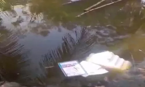 LS Polls: Mob loots EVM, throws VVPAT machine in pond in Bengal