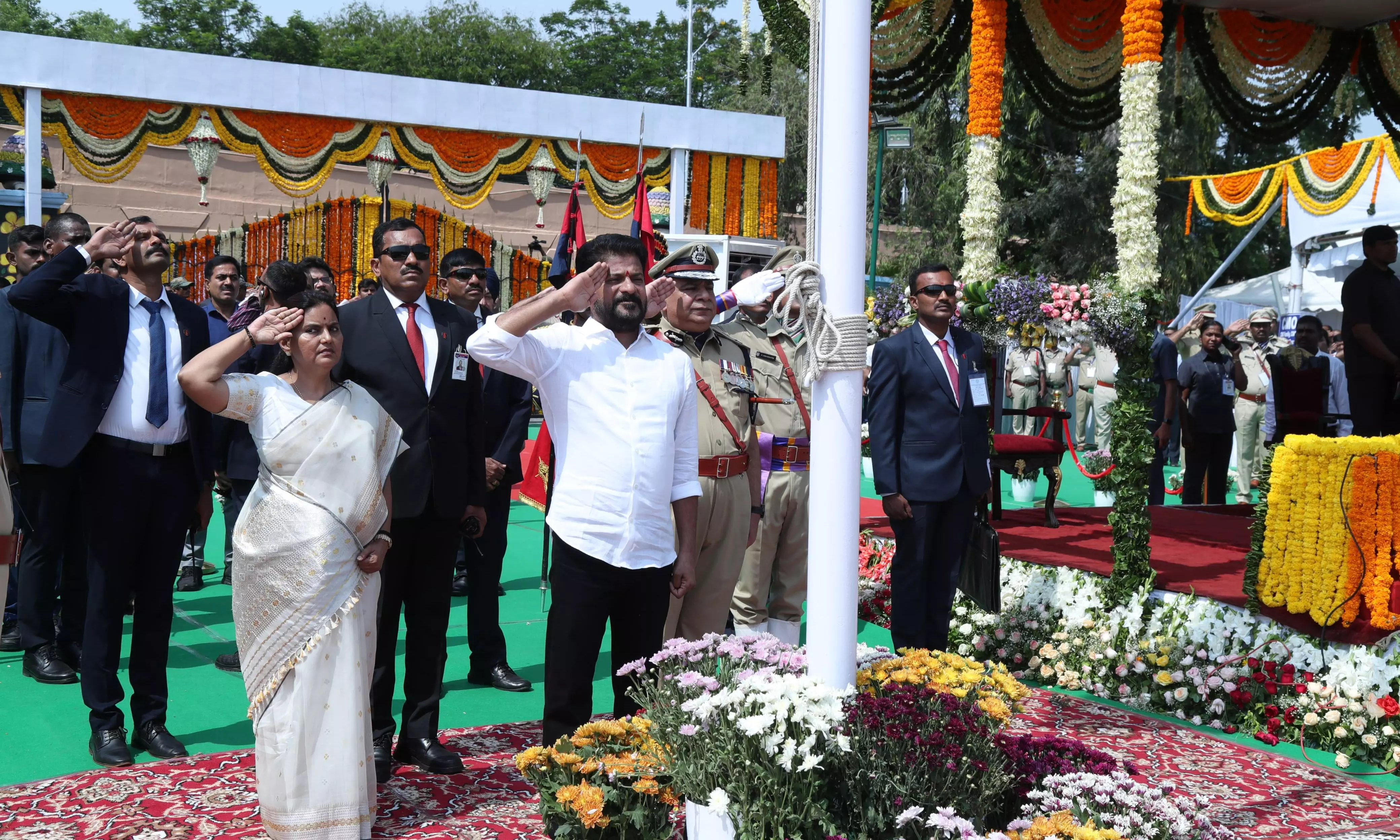 CM unveils TGs official anthem ‘Jaya Jaya he Telangana’ CM unveils TGs official anthem ‘Jaya Jaya he Telangana’