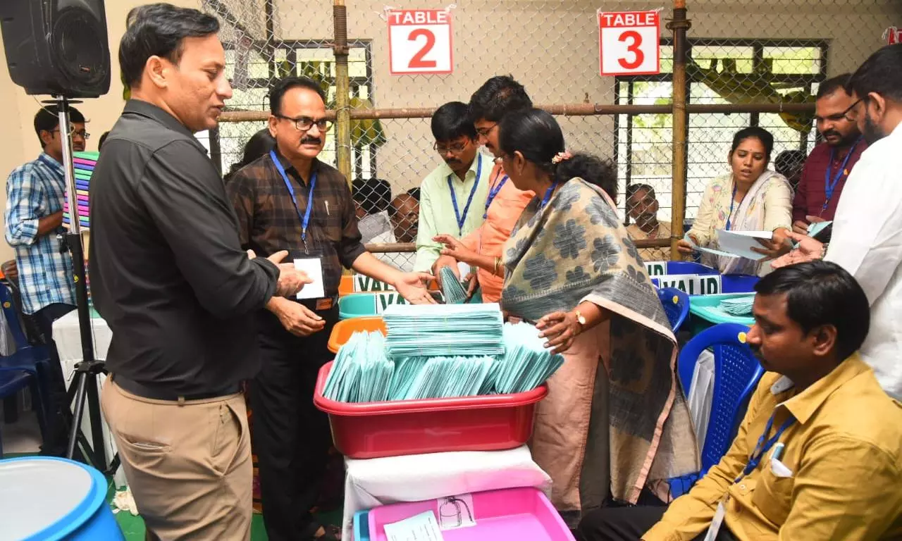 BJP Leads in Six, Cong in 4 of 14 LS Seats in Assam BJP Leads in Six, Cong in 4 of 14 LS Seats in Assam