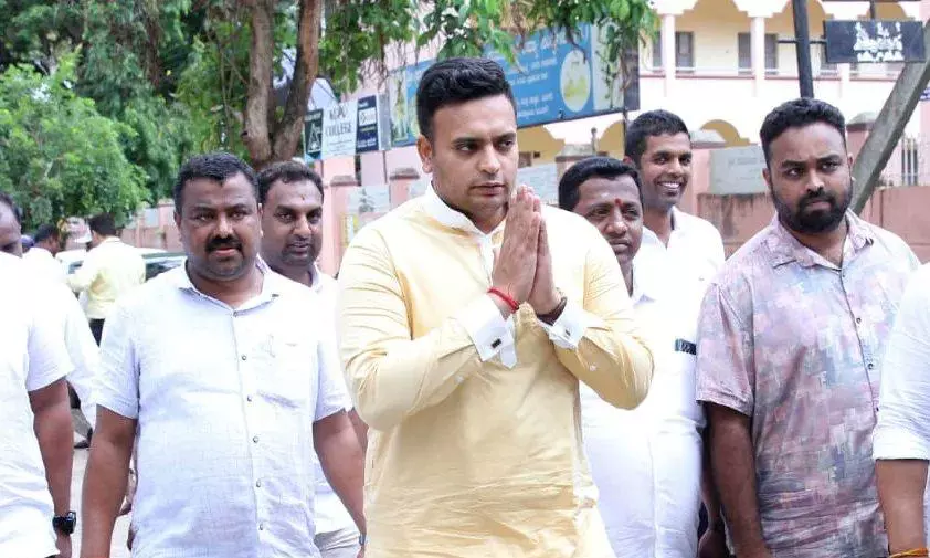 Yaduveer Krishnadatta Chamaraja Wadiyar Wins Mysuru-Kodagu Lok Sabha Seat Yaduveer Krishnadatta Chamaraja Wadiyar Wins Mysuru-Kodagu Lok Sabha Seat