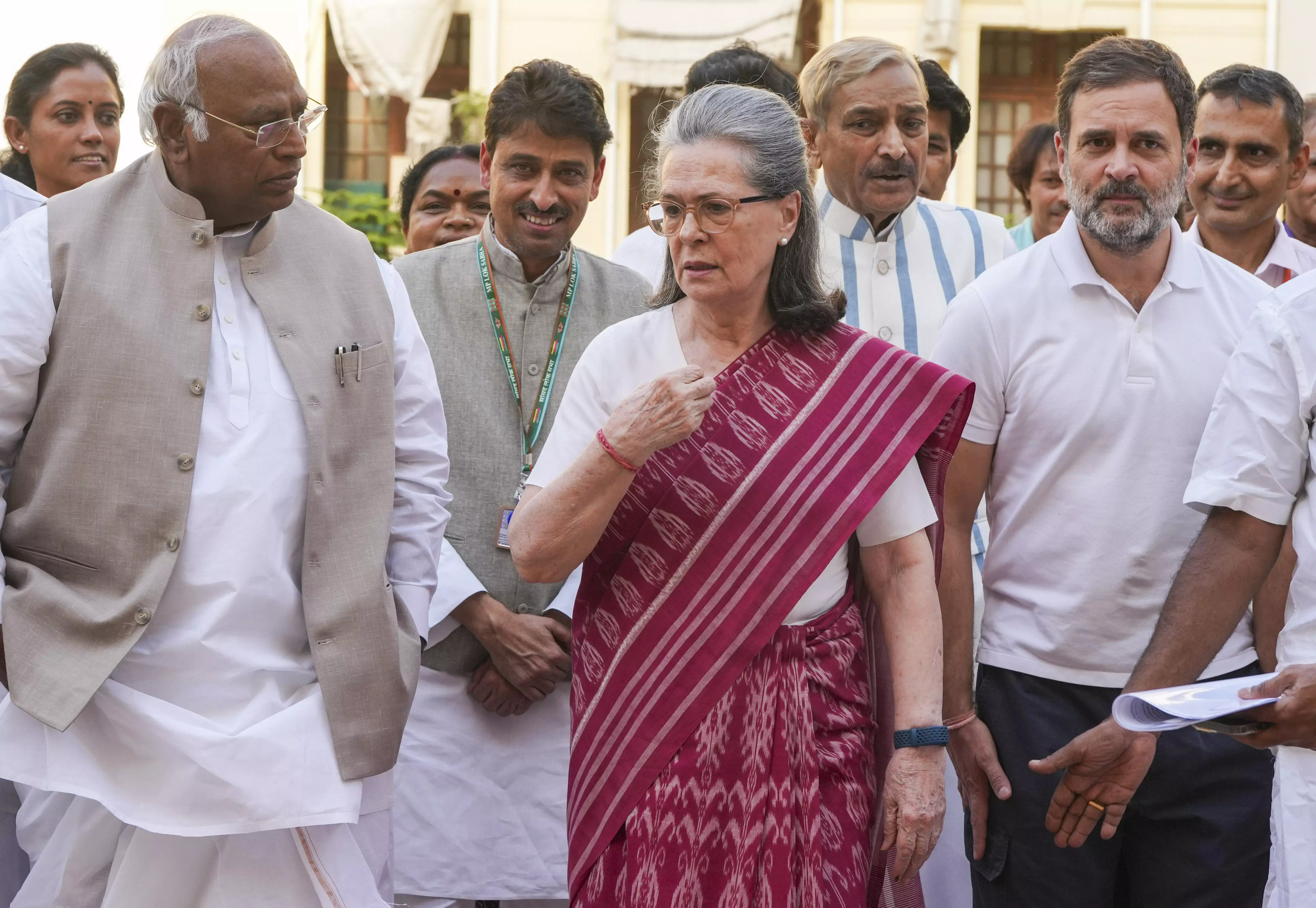 CWC Urges Rahul to Take Over as LoP in Parliament, Sonia Re-elected CPP CWC Urges Rahul to Take Over as LoP in Parliament, Sonia Re-elected CPP