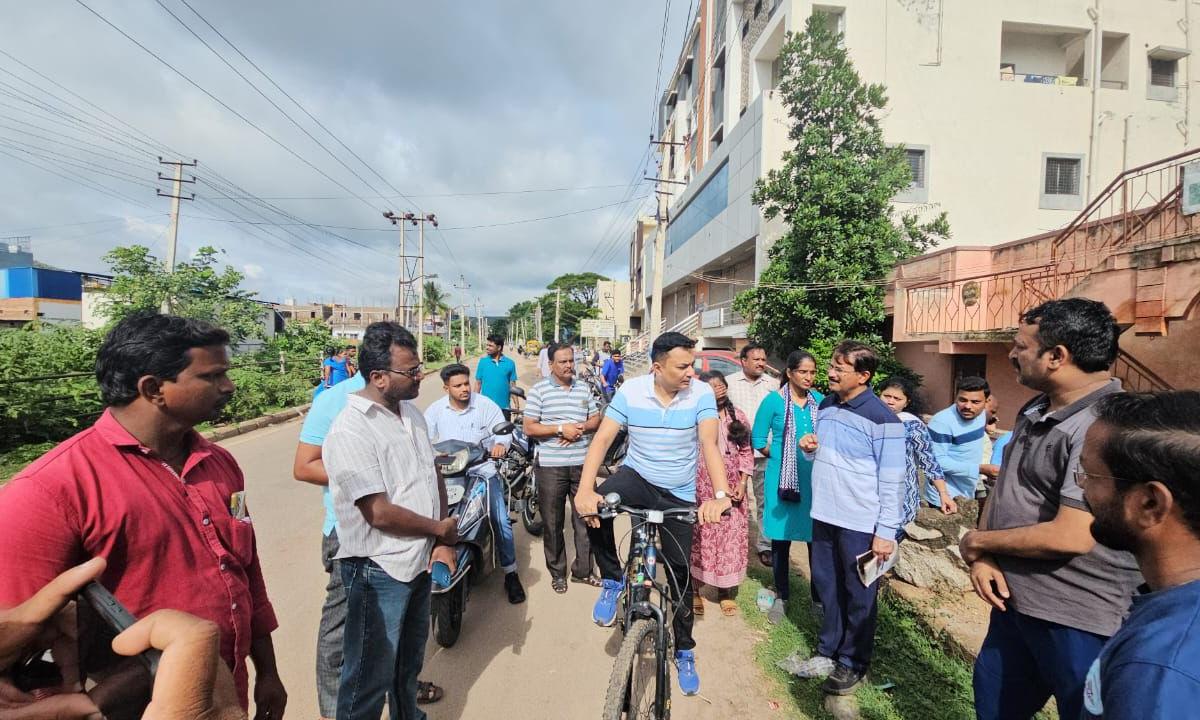 Vijayanagar district Dy commissioner takes cycle tour of Hospet to assess monsoon preparedness