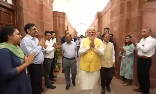 Modi gets rousing welcome from PMO employees in New Delhi