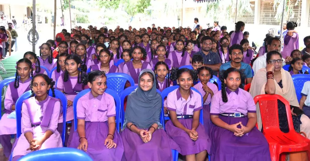 Naidu Allows Kits with Jagan Photo for Schools - Vimarsana News