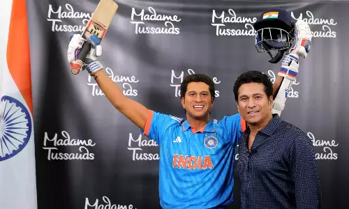 Sachin Tendulkar poses with wax statue at Madame Tussauds New York