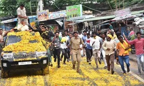 Amaravati farmers give grand welcome to Chandrababu