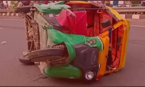 Man dies as auto overturns near Alur