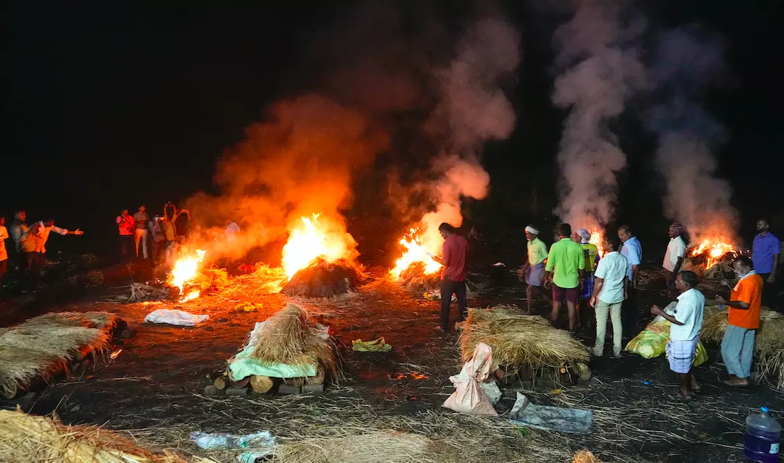 Rs 10 lakh relief for families of hooch victims Rs 10 lakh relief for families of hooch victims