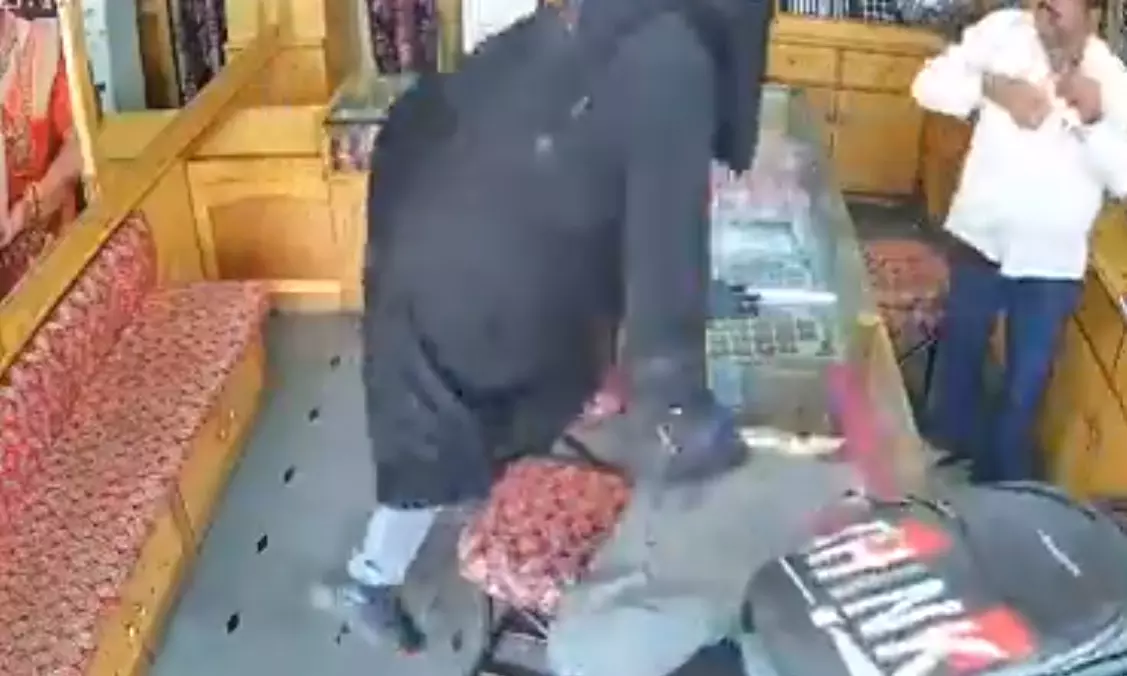 Robbery attempt at Hyderabad jewellery shop