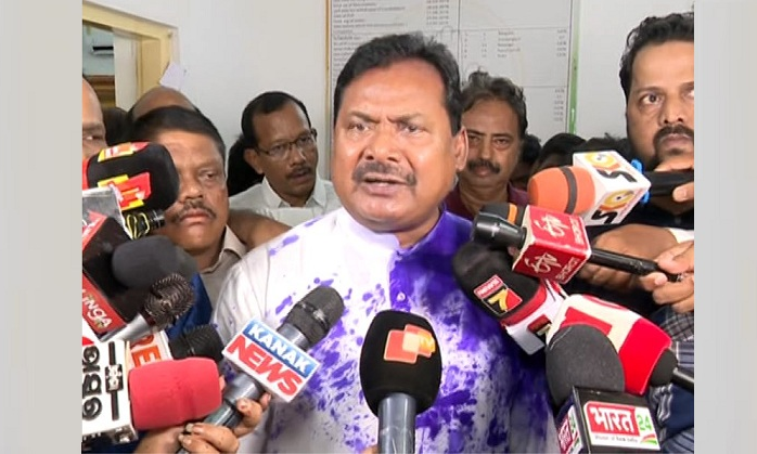 Odisha: Ink attack on Congress president Sarat Pattanayak