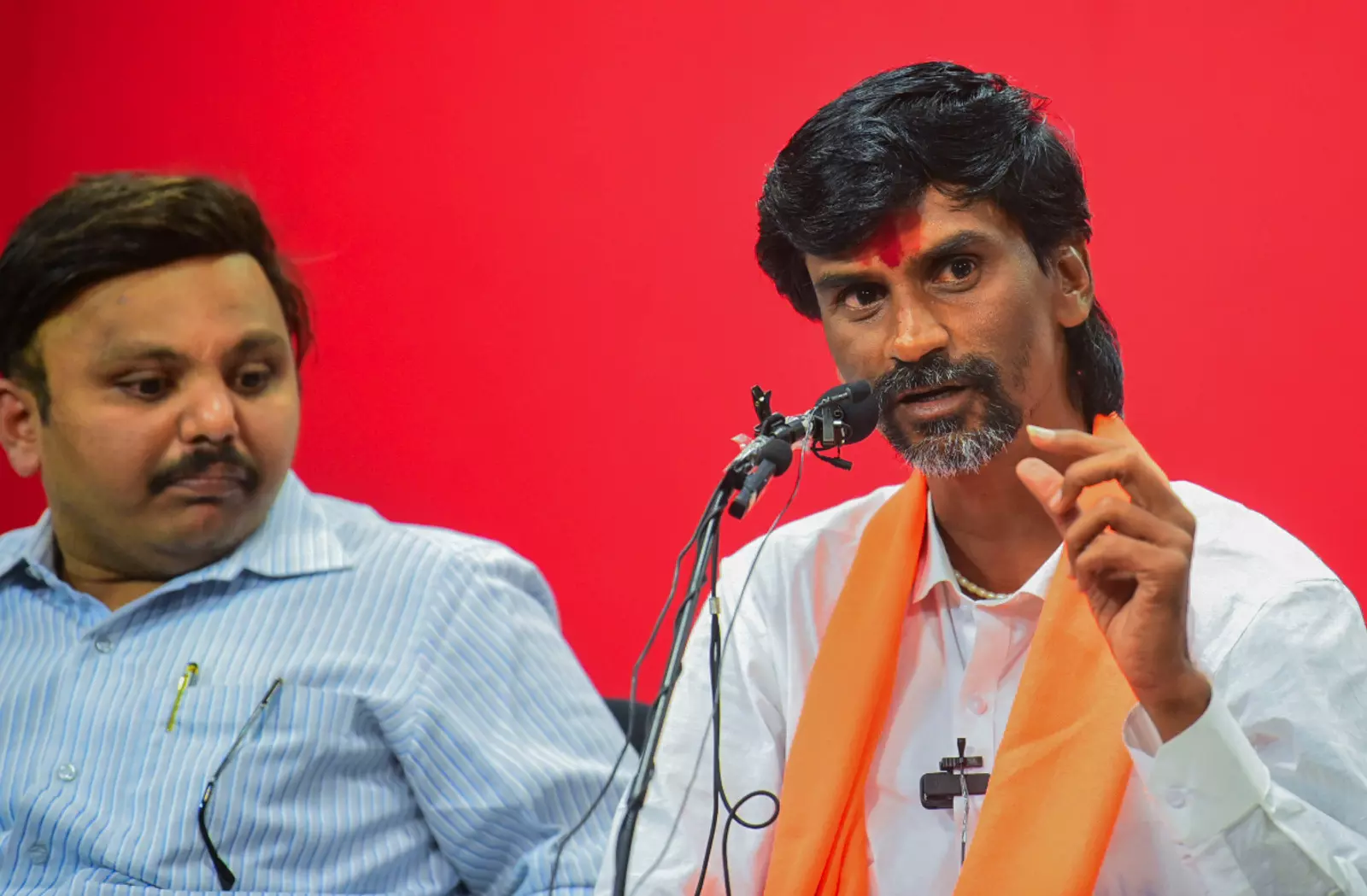 Jarange threatens protest against Mandal commission if Marathas not given OBC status Jarange threatens protest against Mandal commission if Marathas not given OBC status