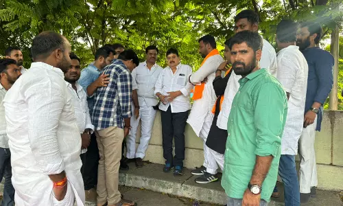 BJYM seeks job calendar, Reddy condemns lathi-charge