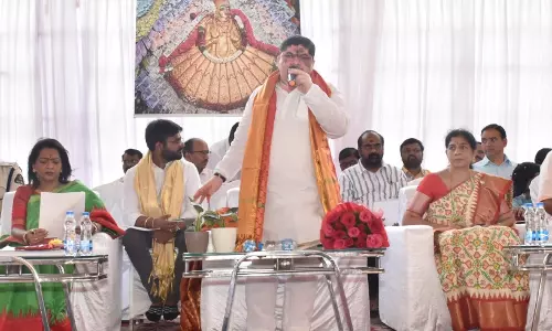 Organize Bonalu festival on spectacular note, Ponnam asks officials