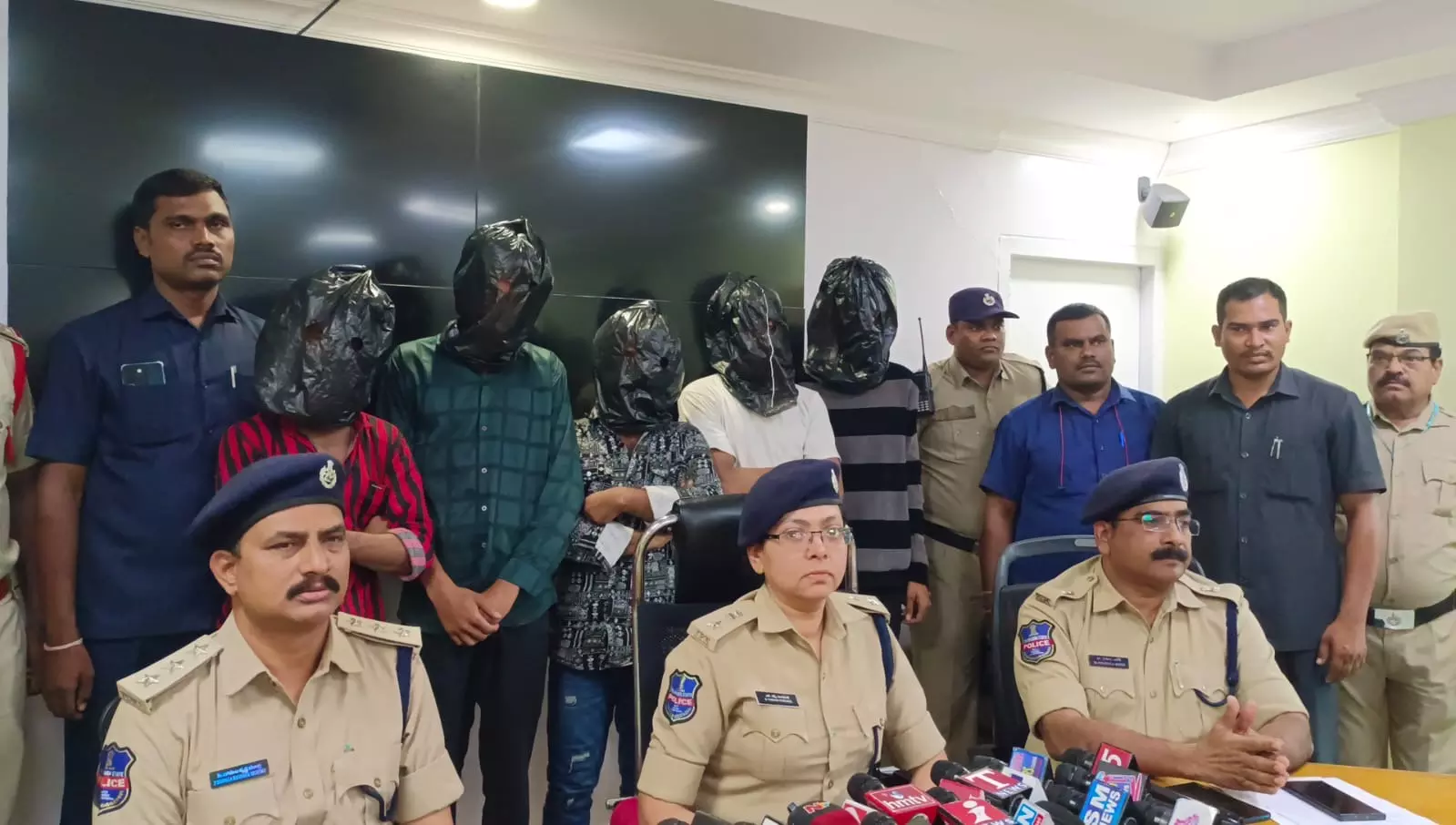 Police nab murder accused within 12 hours Police nab murder accused within 12 hours