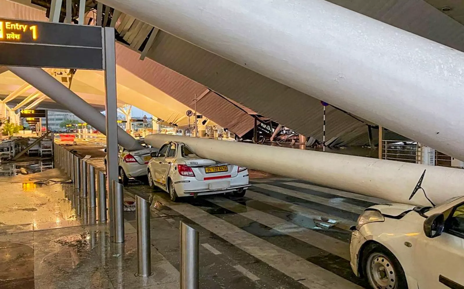 Hyd-Delhi flights cancelled as Delhi airport’s roof portion collapsed Hyd-Delhi flights cancelled as Delhi airport’s roof portion collapsed