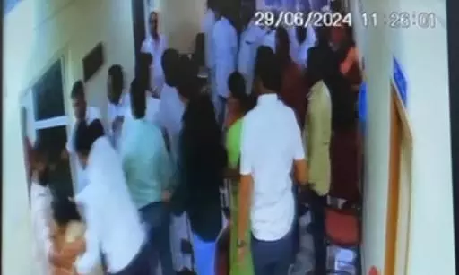 Thumkunta: Municipal Vice-Chairperson Attacked During Council Meeting Thumkunta: Municipal Vice-Chairperson Attacked During Council Meeting