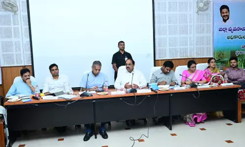 Minister Tummala assures fixing of issues to handloom workers