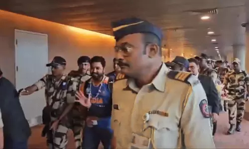 Team India arrives in Mumbai to grand welcome by fans ahead of victory parade