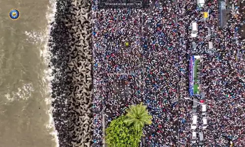 Mumbai: 11 taken to hospitals as sea of fans joins Team Indias victory parade