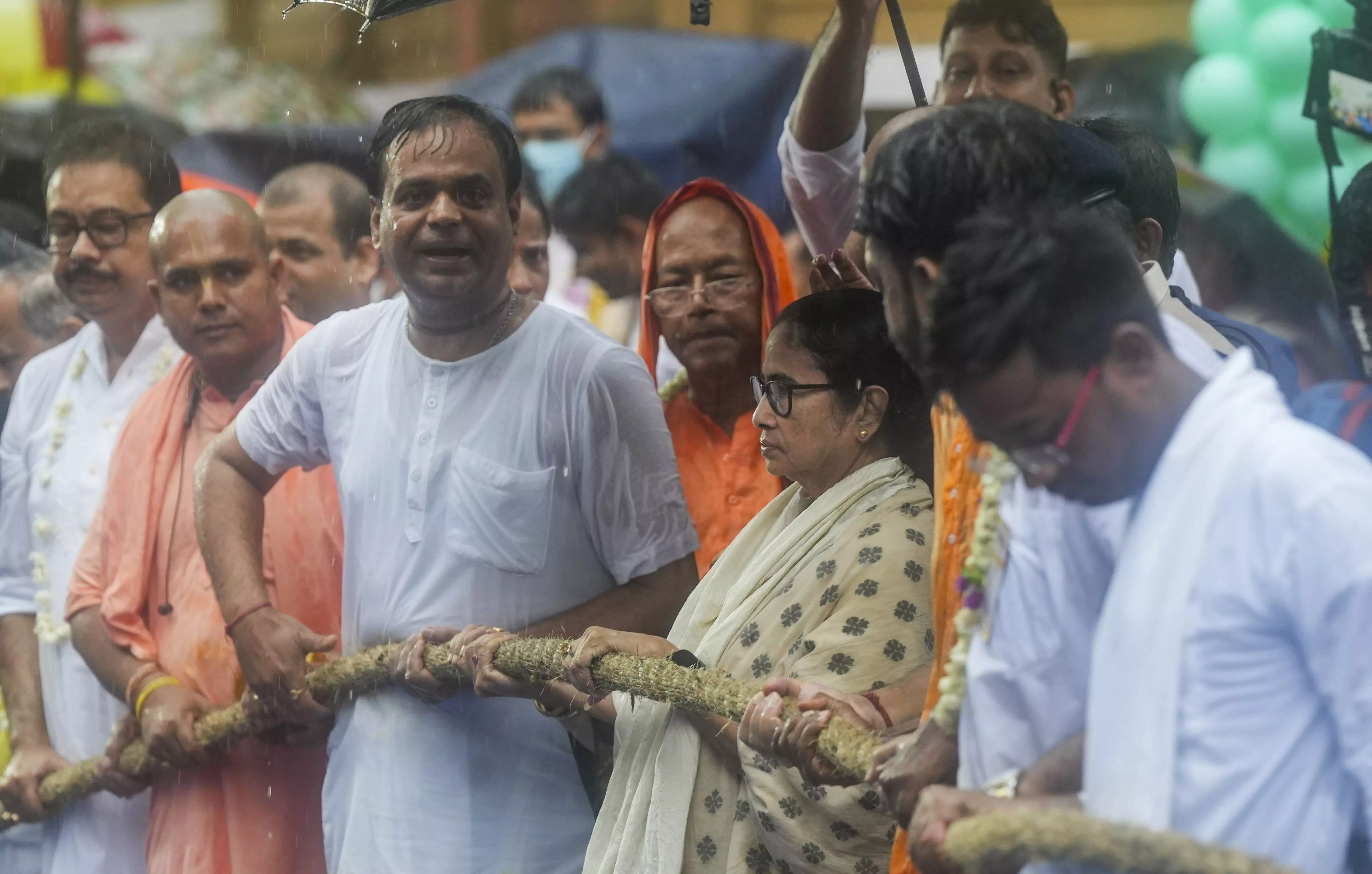 Mamata Banerjee pulls ropes of chariot at ISKCON Rath Yatra in Kolkata Mamata Banerjee pulls ropes of chariot at ISKCON Rath Yatra in Kolkata