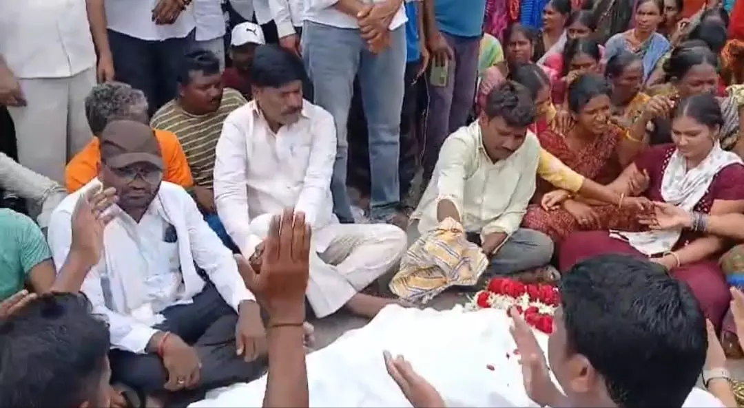 Aswaraopet SI Sriramulu’s relatives hold rasta roko Aswaraopet SI Sriramulu’s relatives hold rasta roko