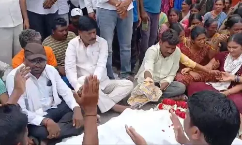 Aswaraopet SI Sriramulu’s relatives hold rasta roko