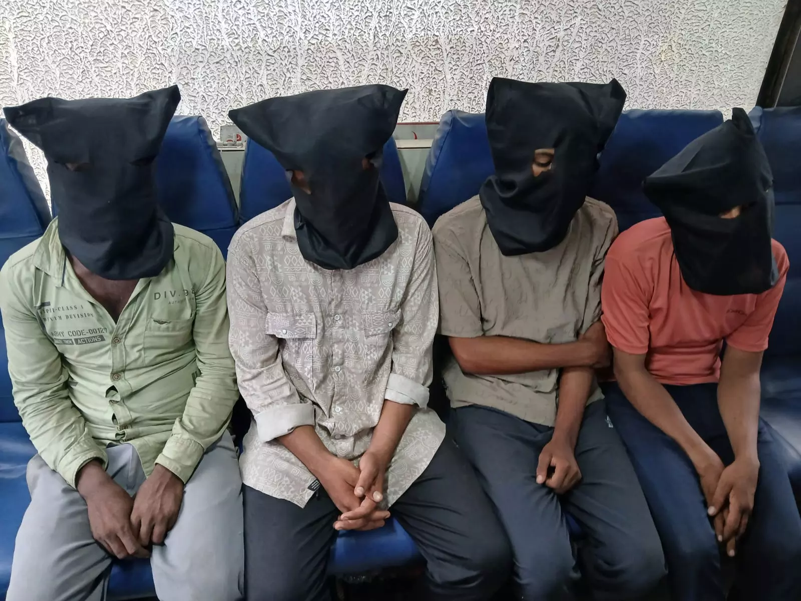 Karnataka: Mangaluru Cops Nab Robbers, Recover Rs 12 Lakh Valuables Karnataka: Mangaluru Cops Nab Robbers, Recover Rs 12 Lakh Valuables