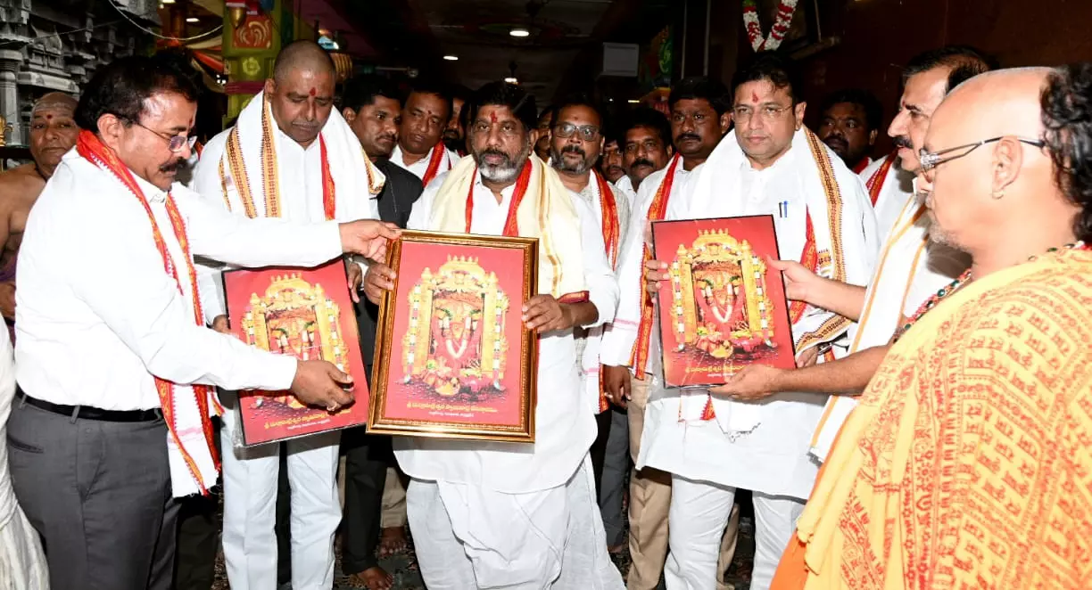 Bhatti, Sridhar Babu offer prayers to goddess Kanaka Durga at Indrakiladri Bhatti, Sridhar Babu offer prayers to goddess Kanaka Durga at Indrakiladri