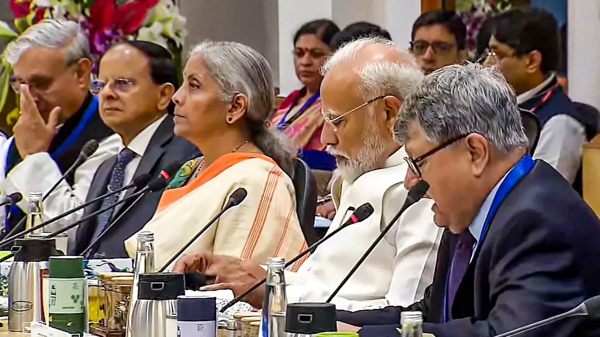 Modi Meets Economists Ahead of Crucial Union Budget Modi Meets Economists Ahead of Crucial Union Budget