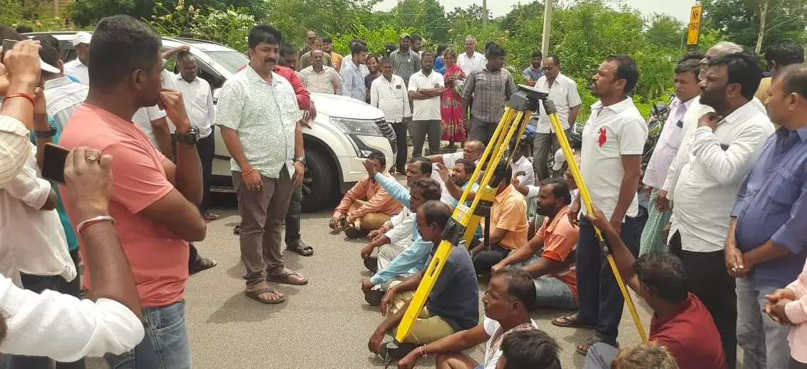 Farmers stage rasta roko to protest RRR survey in Medak Farmers stage rasta roko to protest RRR survey in Medak