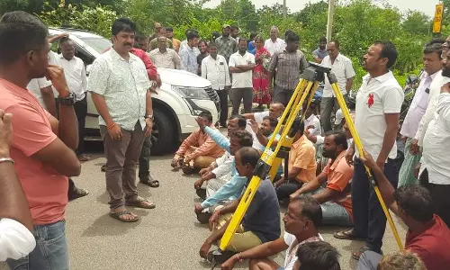 Farmers stage rasta roko to protest RRR survey in Medak