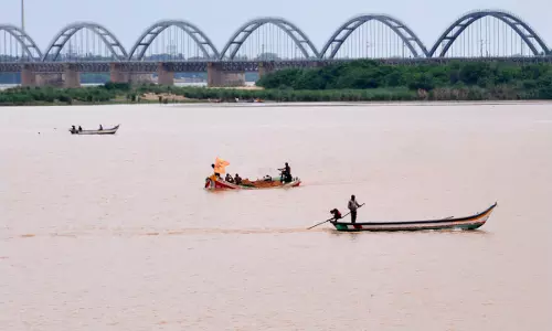 Andhra Pradesh: Godavari rising steadily; 80,000 cusecs of water going into sea